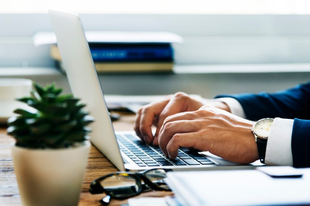 Persona trabajando en españa con un visado de residencia