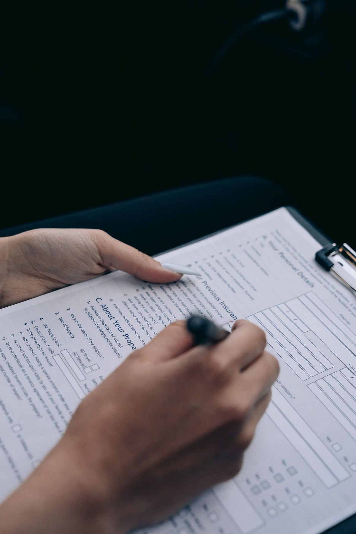 Persona rellenando el formulario de solicitud del arraigo extraordinario