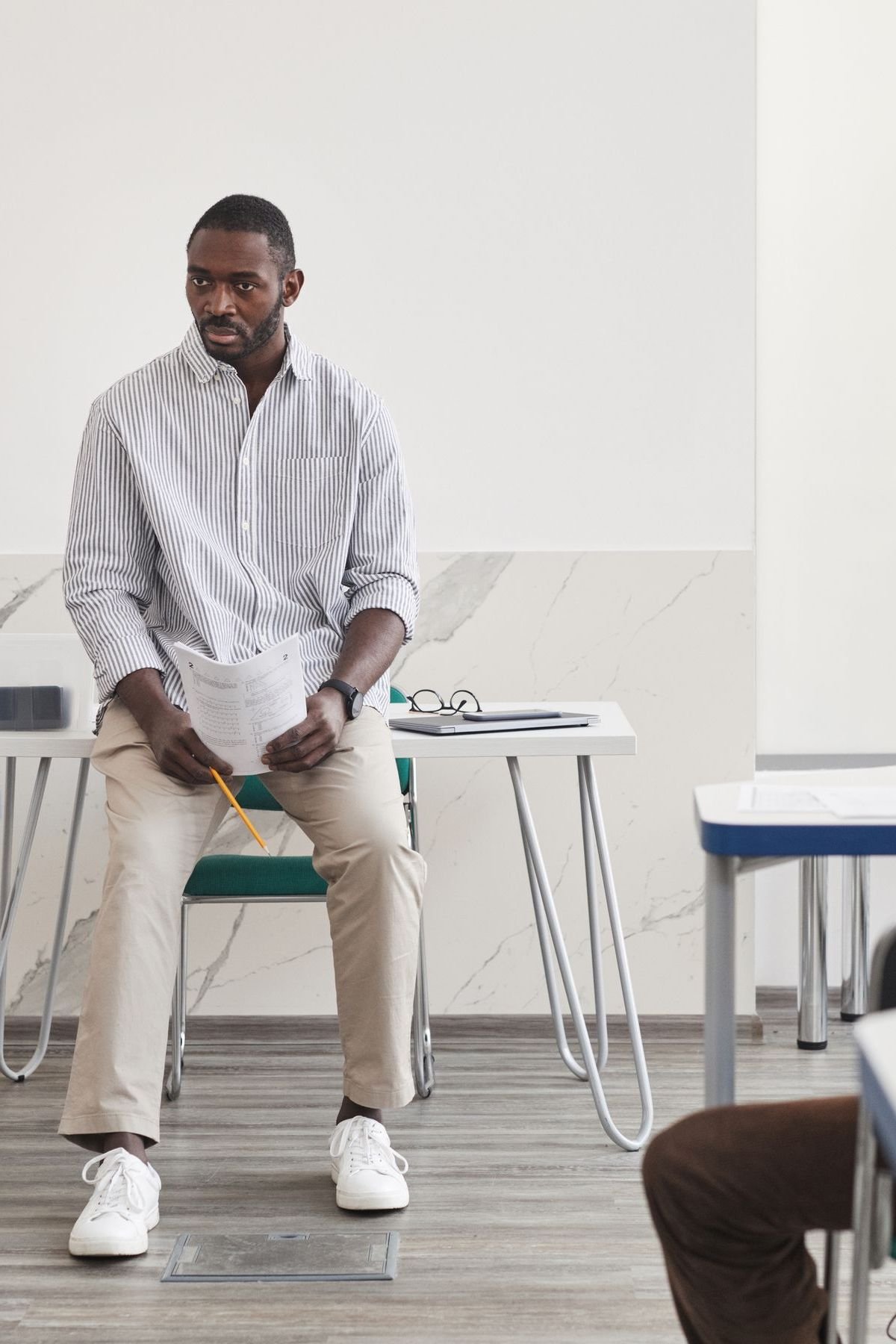 Profesor con alumnos adultos en clase de formación para el arraigo socioformativo