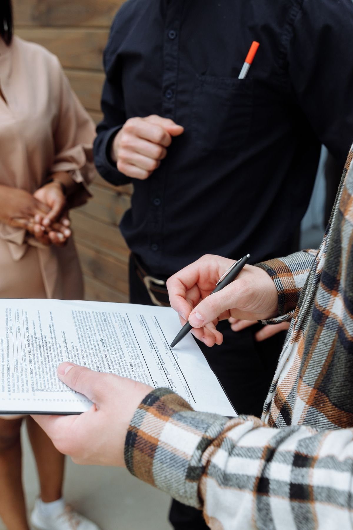 Trabajador extranjero firmando el contrato para la autorización de residencia y trabajo por cuenta ajena