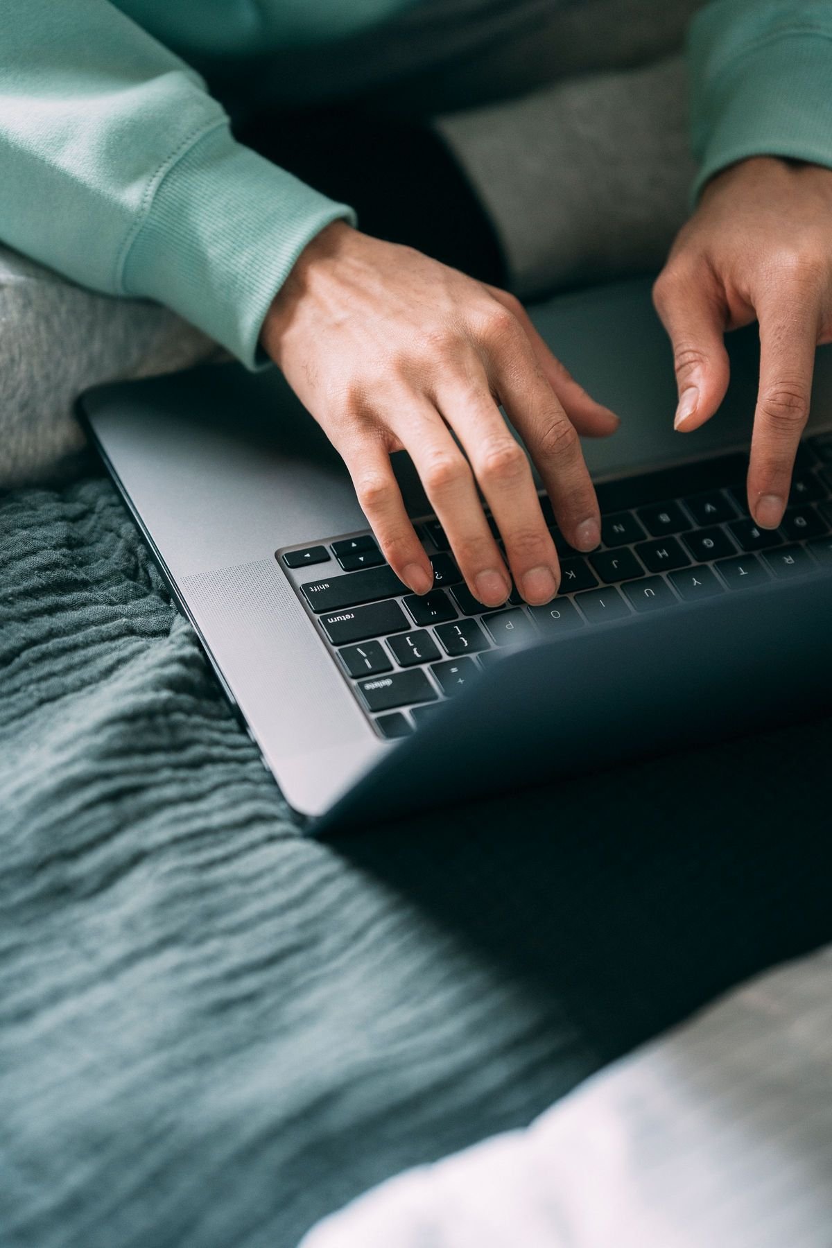 Persona solicitando el certificado digital para extranjeros en Murcia desde su portátil