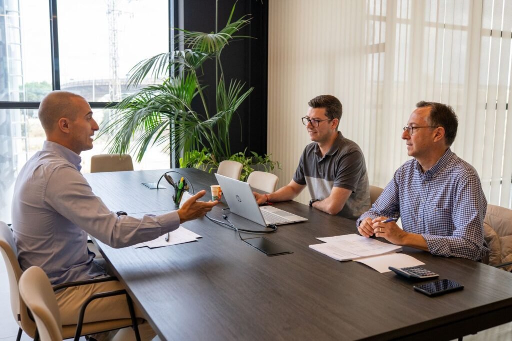 Reunión de consultoría de recursos humanos con el equipo directivo de una pyme en Murcia