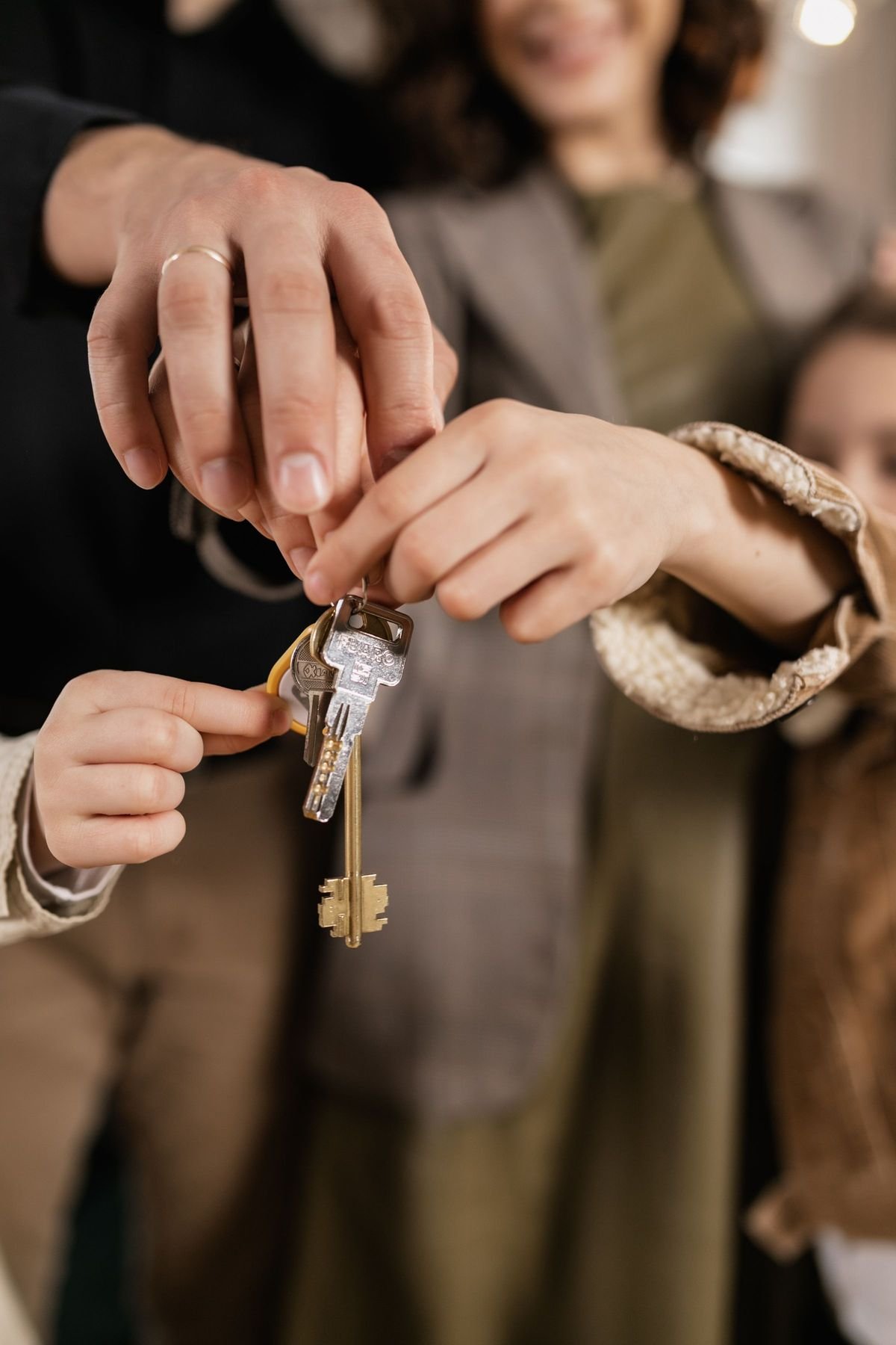 Familia con las llaves de su vivienda tras empadronarse en Murcia