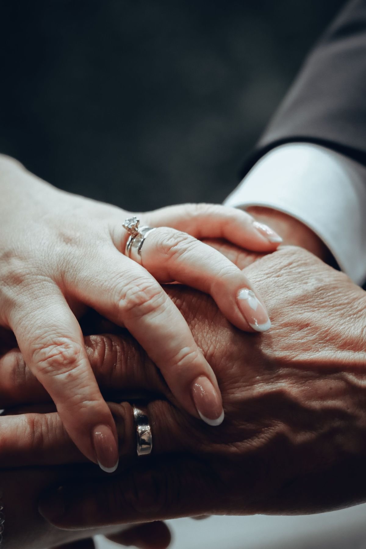 Manos de un matrimonio con alianzas: nacionalidad española por matrimonio