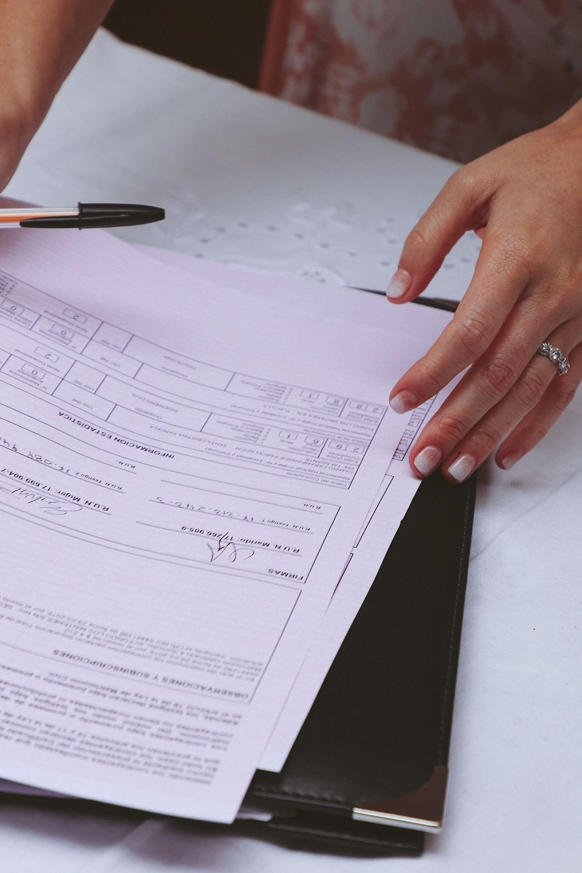 Firma de documentos para la renovación de la regularización extraordinaria