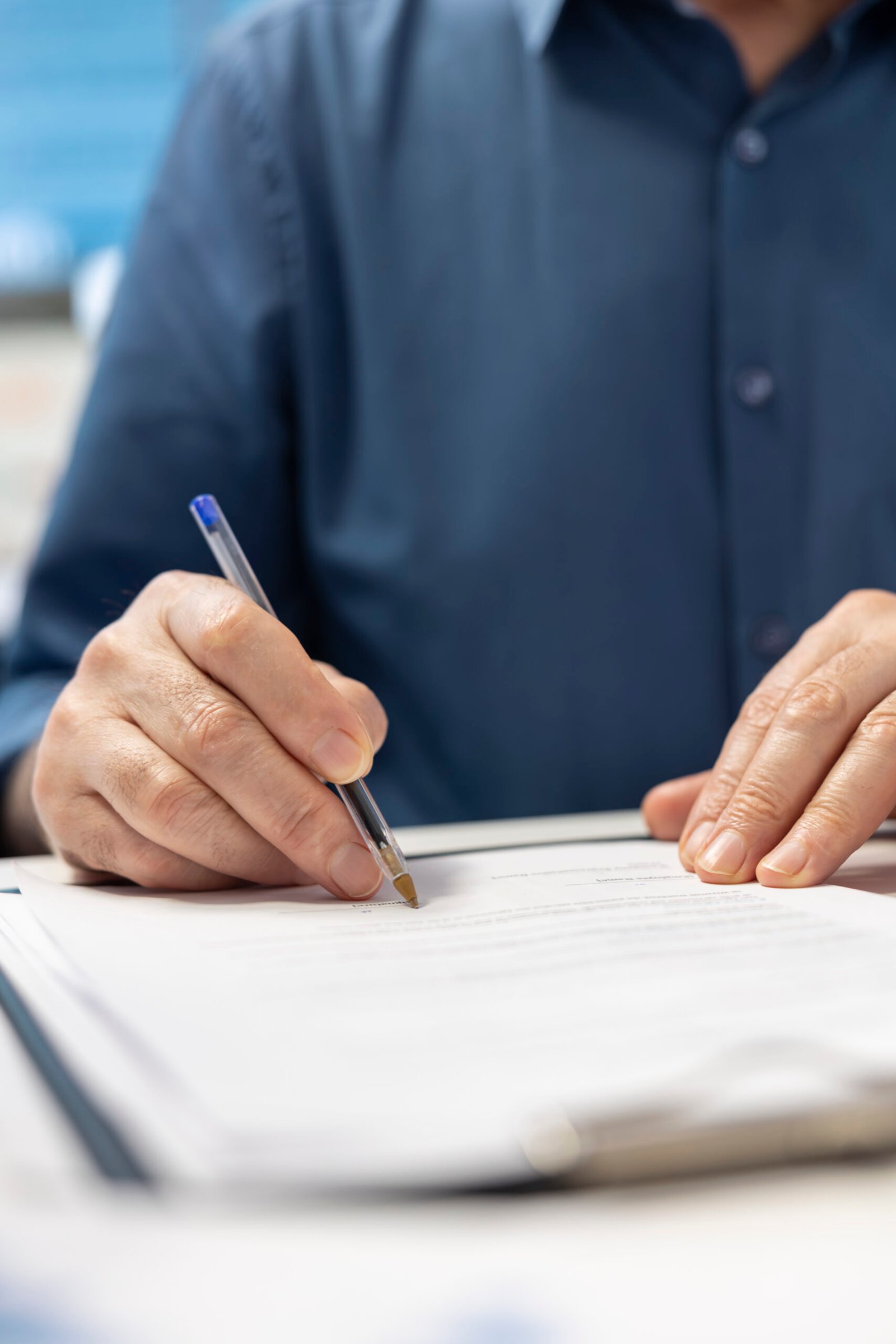 Asesor revisando con un cliente la renovación del permiso de residencia
