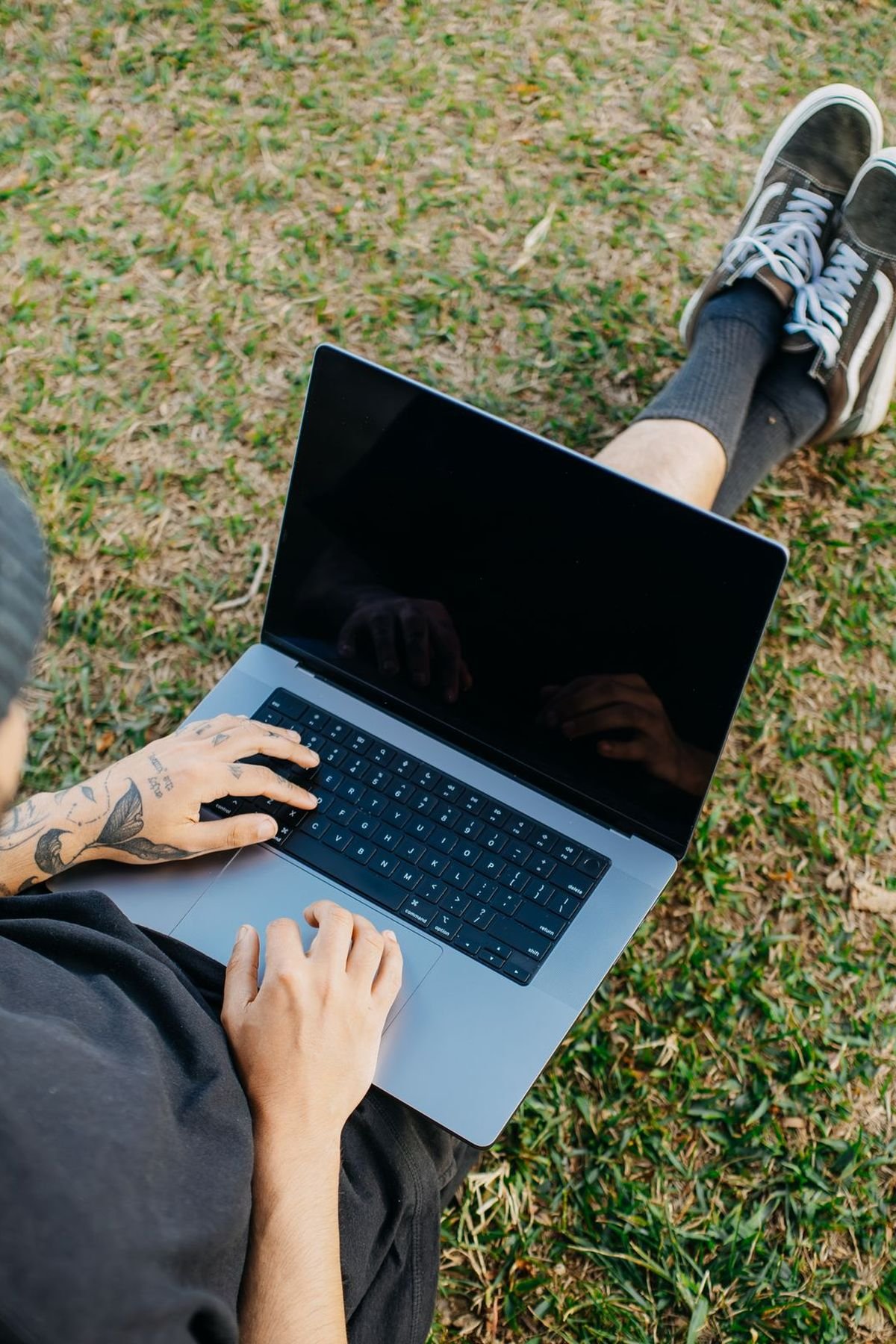 Teletrabajador con portátil al aire libre: visado nómada digital en España